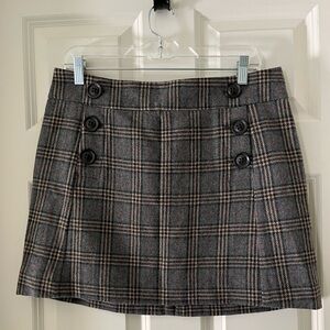 Women’s Gap plaid/tweed mini skirt-gray front button detail size 8 academia wool
